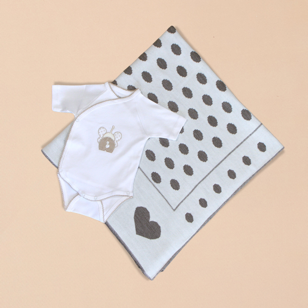 Elephant Embroidery Bodysuit & Beige Knit Heart Blanket